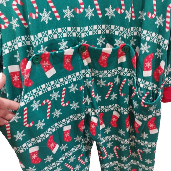 Christmas one piece pj's. Women's size xxl and there is a women's medium - Picture 5 of 5